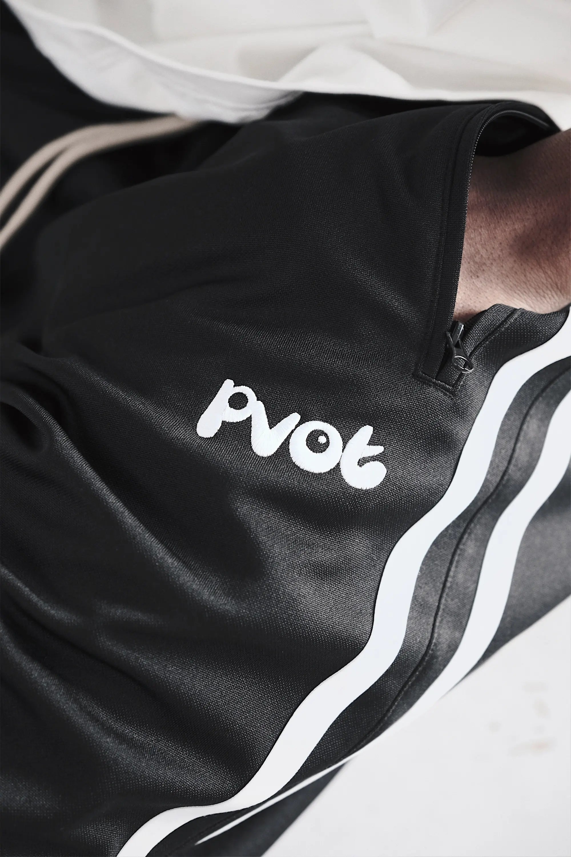 刺繍ロゴを採用