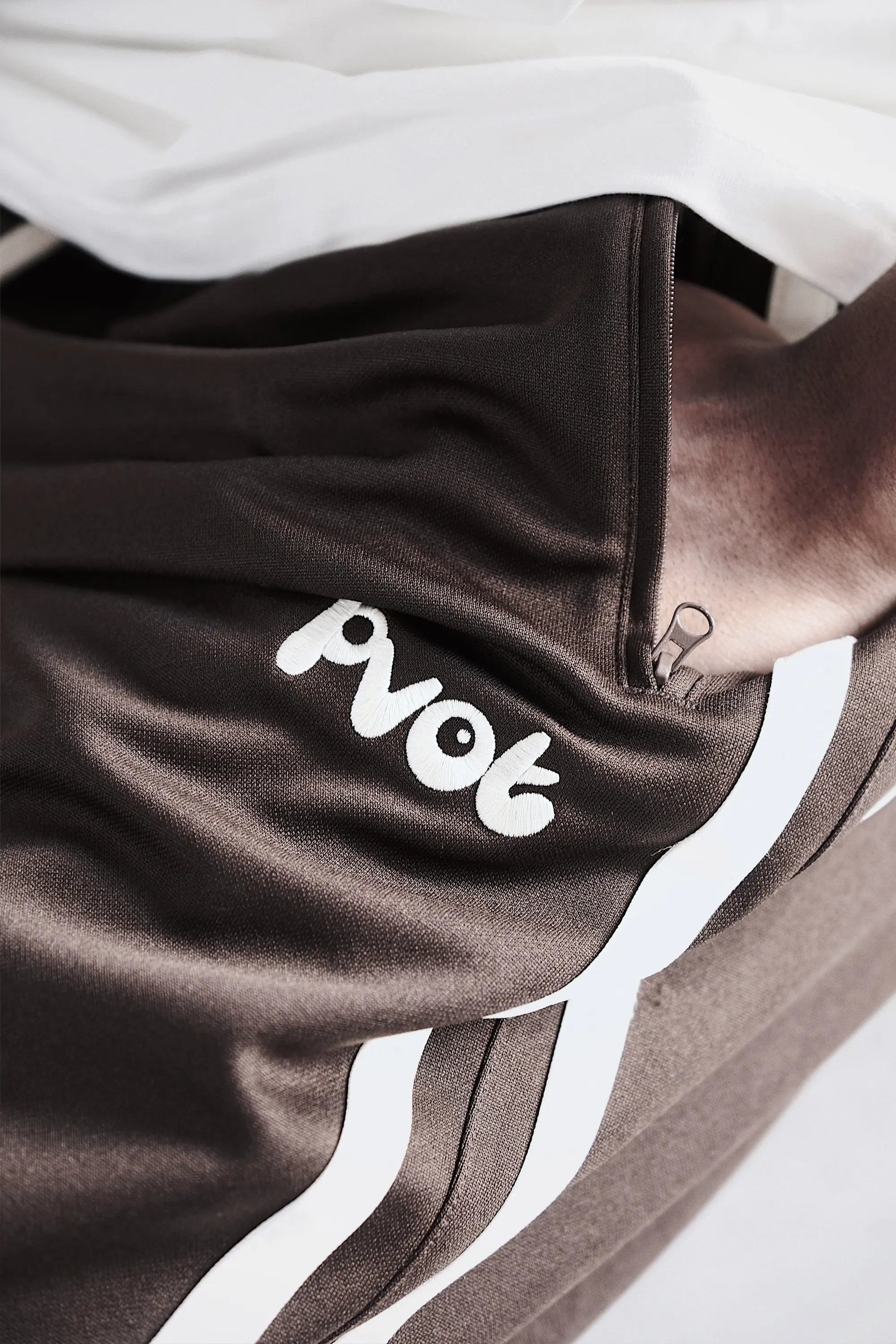 刺繍ロゴを採用