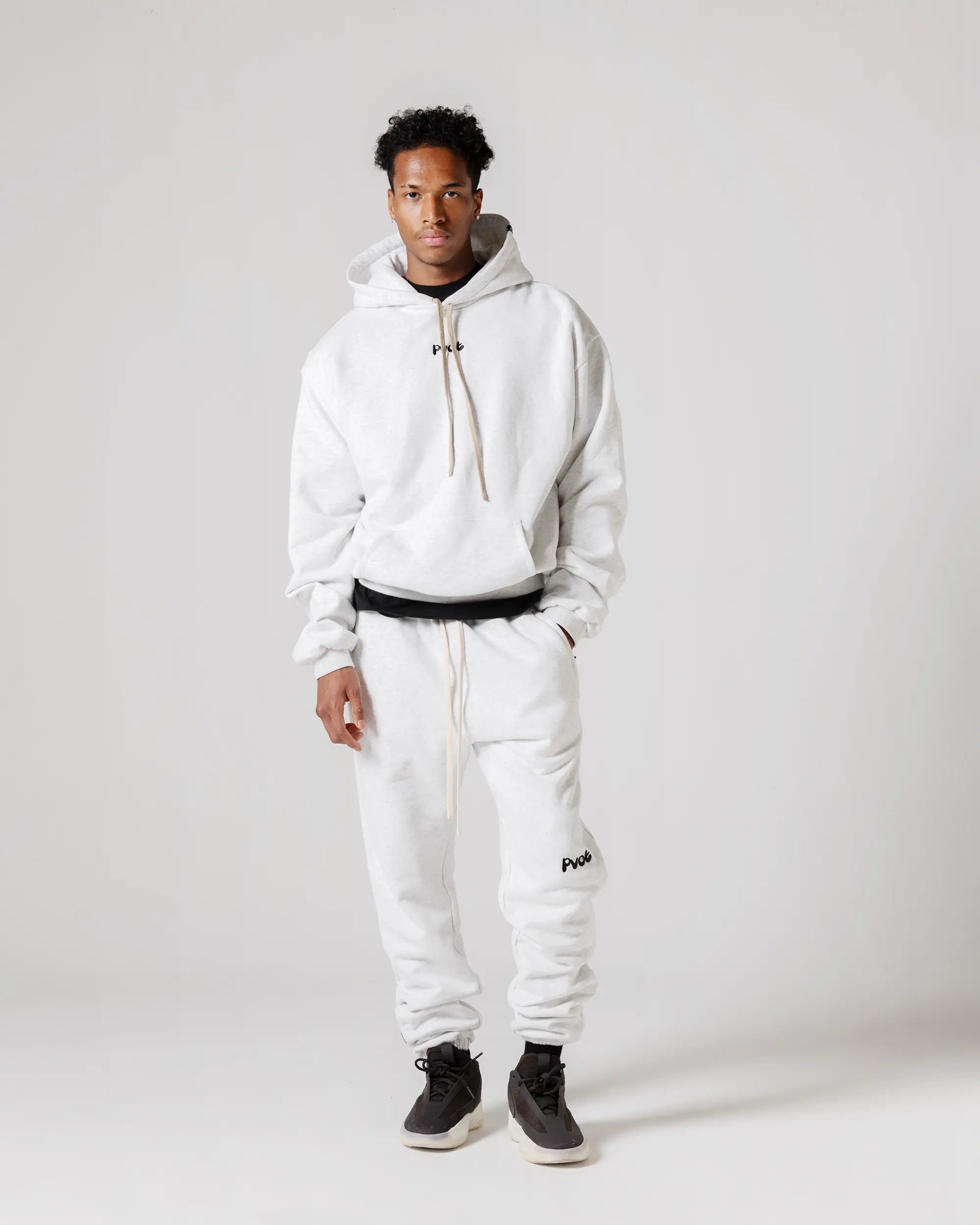 TOPS : XL size (185cm / 75kg)
BOTTOMS : L size (185cm / 75kg)