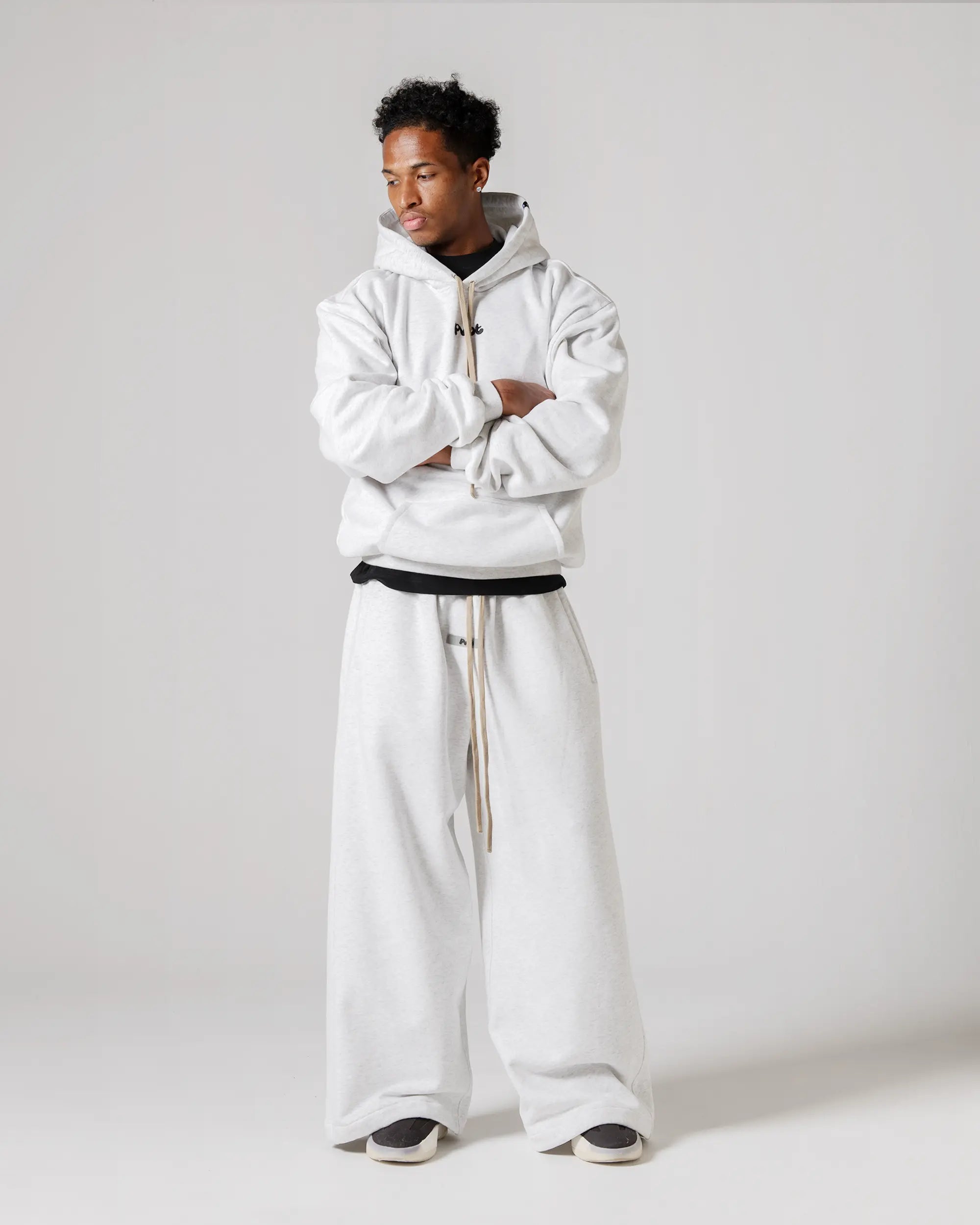 TOPS : XL size (185cm / 75kg)
BOTTOMS : XL size (185cm / 75kg)