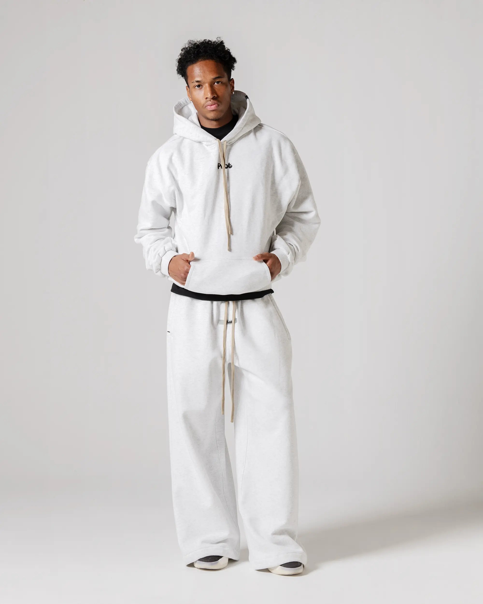 TOPS : XL size (185cm / 75kg)
BOTTOMS : XL size (185cm / 75kg)