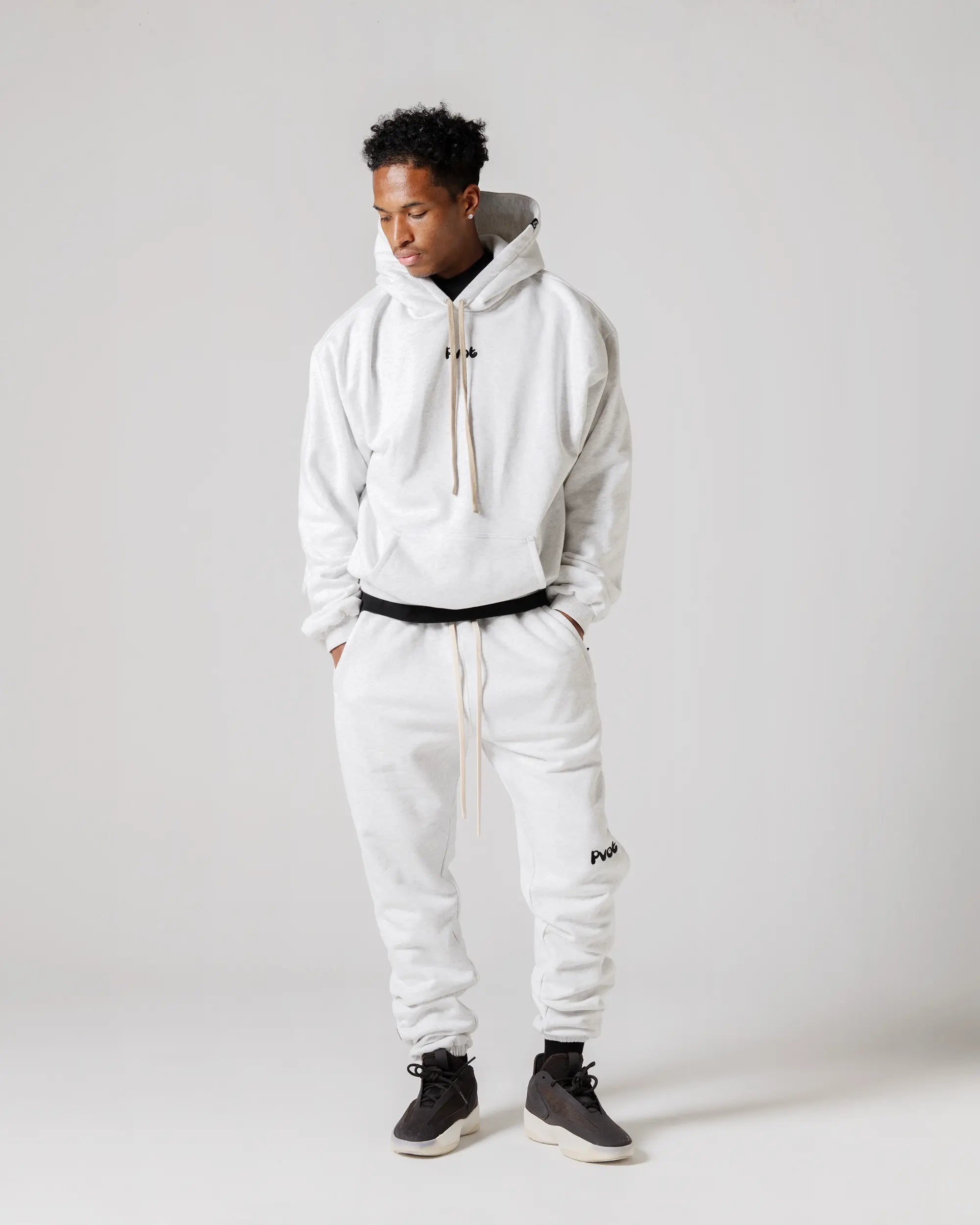 TOPS : XL size (185cm / 75kg)
BOTTOMS : L size (185cm / 75kg)