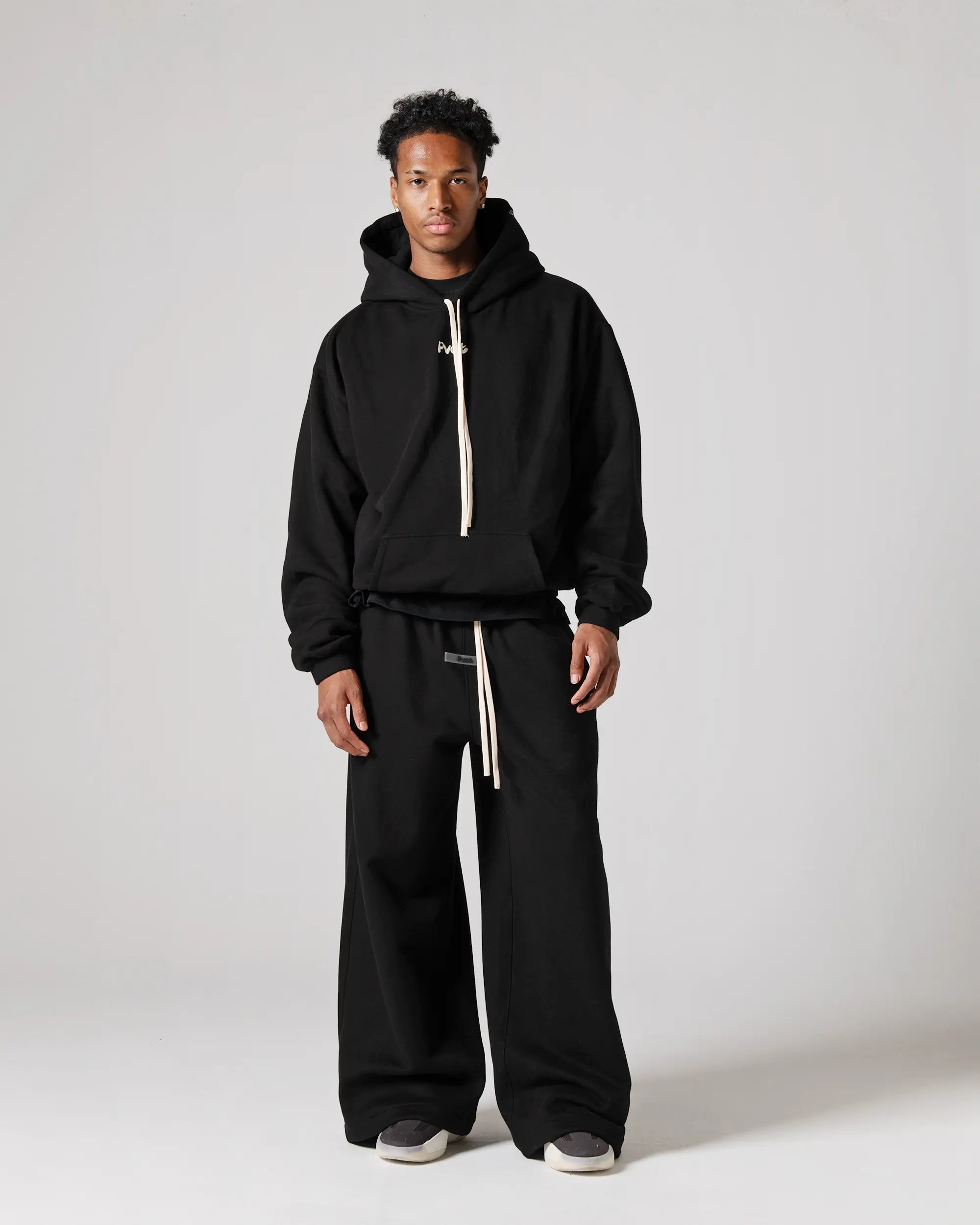 TOPS : XL size (185cm / 75kg)
BOTTOMS : XL size (185cm / 75kg)