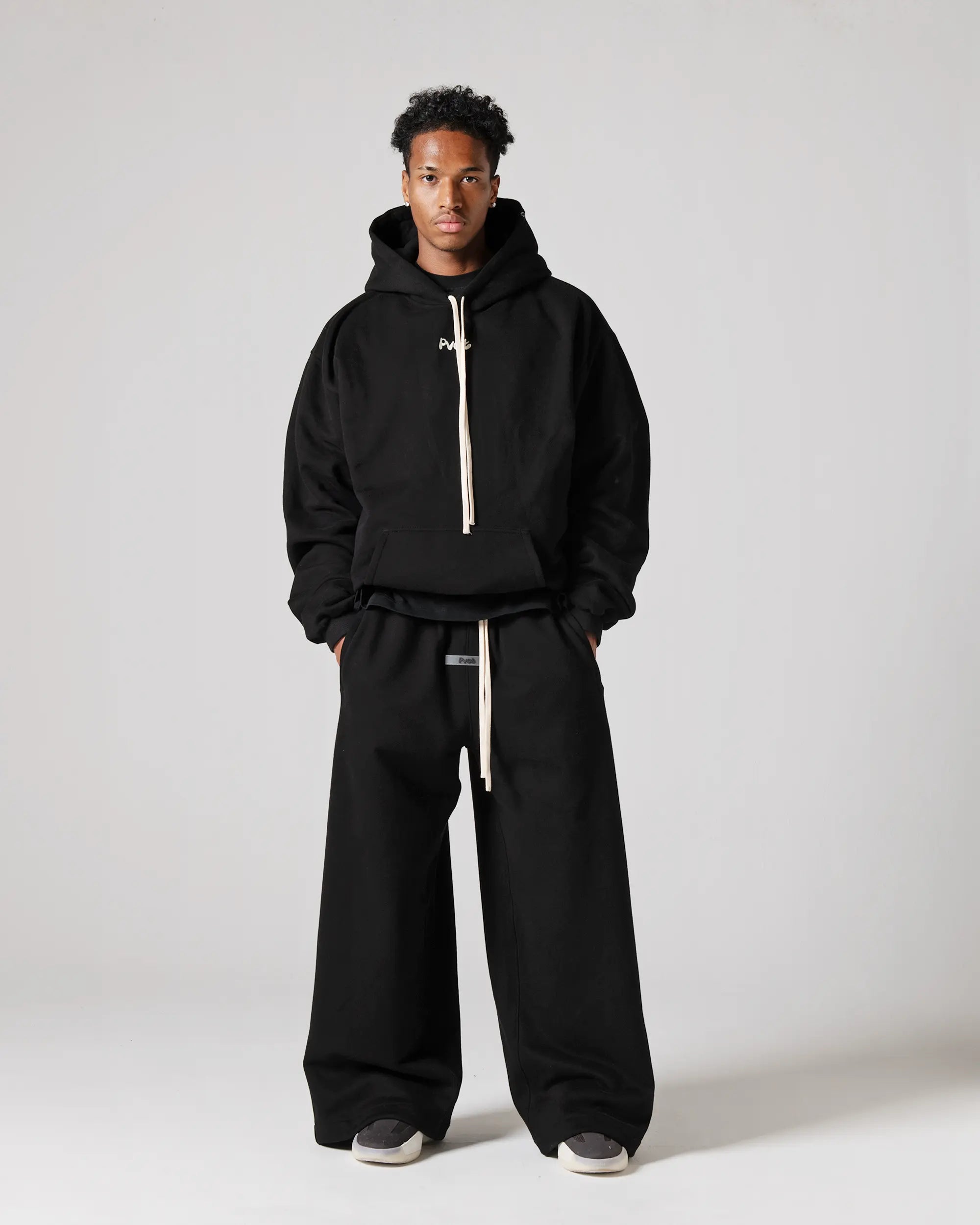 TOPS : XL size (185cm / 75kg)
BOTTOMS : XL size (185cm / 75kg)