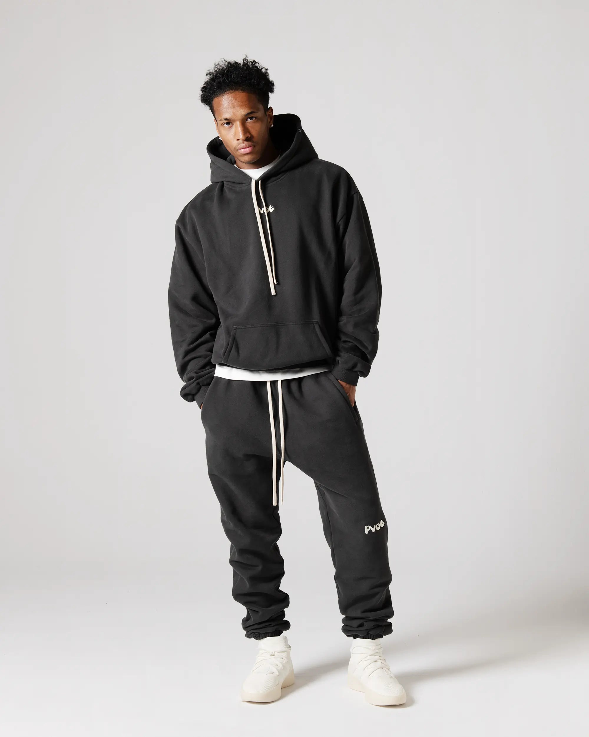 TOPS : XL size (185cm / 75kg)
BOTTOMS : L size (185cm / 75kg)