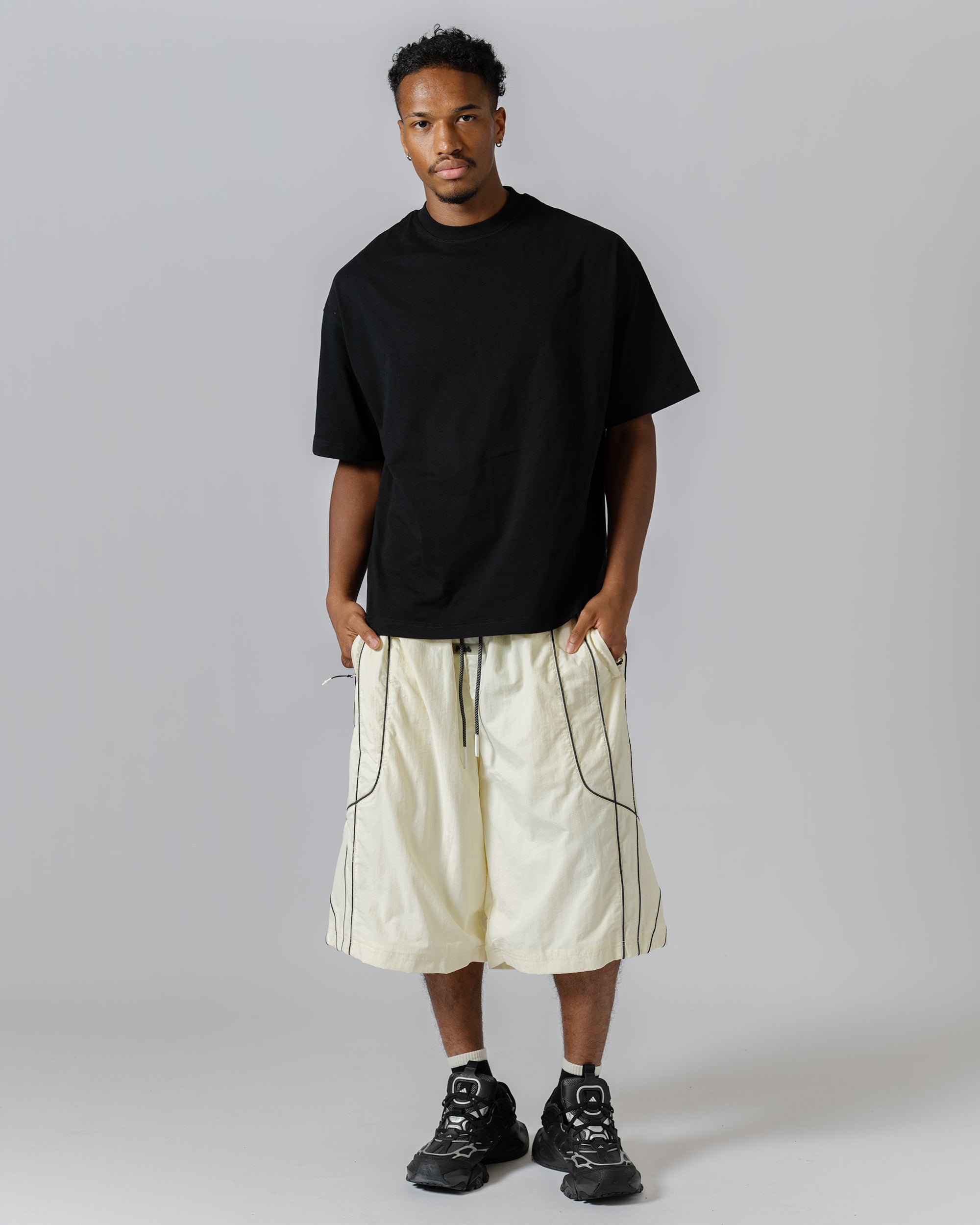 Tops : XL size (185cm / 75kg) 
Bottoms : XXL size (185cm / 75kg)