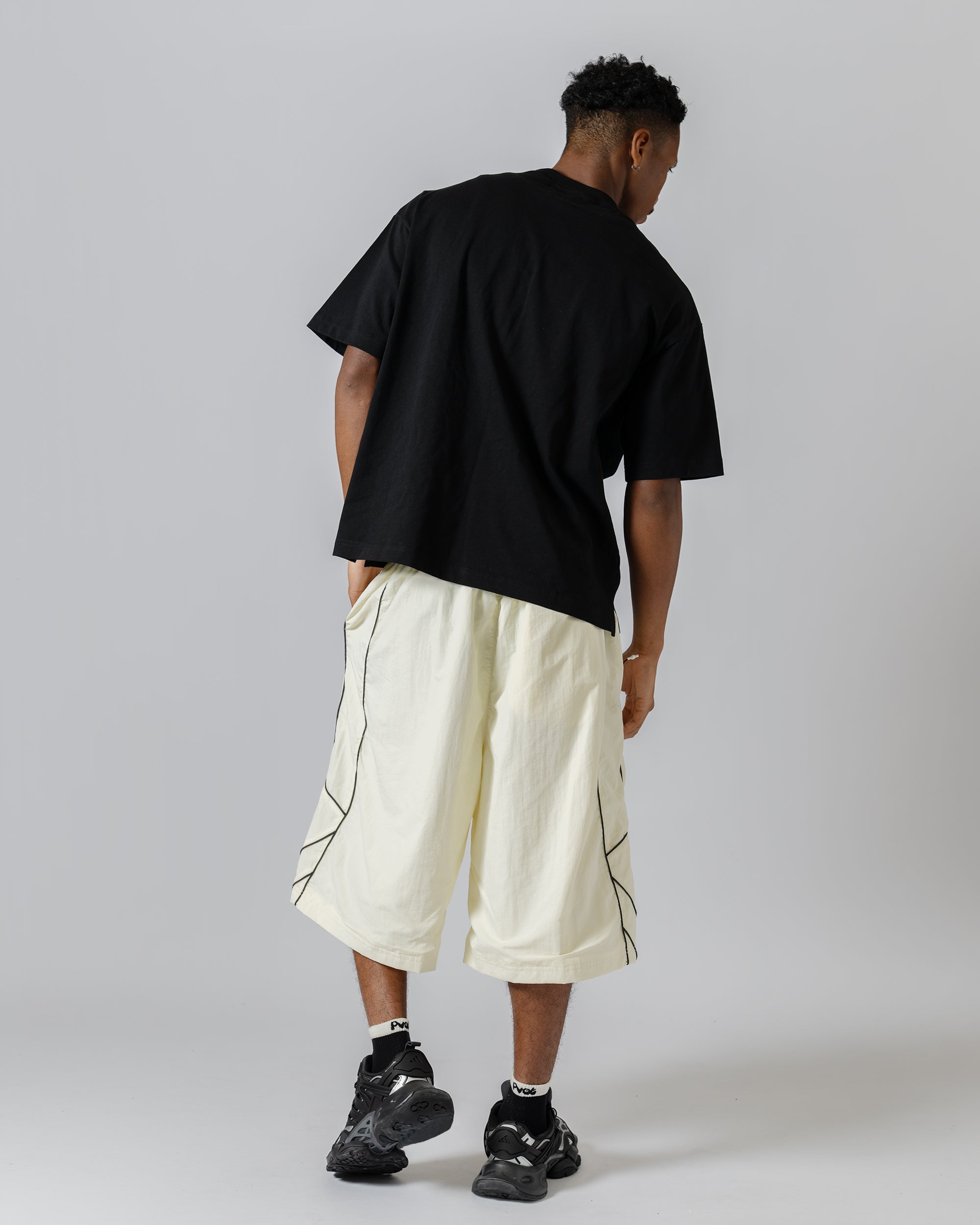 Tops : XL size (185cm / 75kg) 
Bottoms : XXL size (185cm / 75kg)