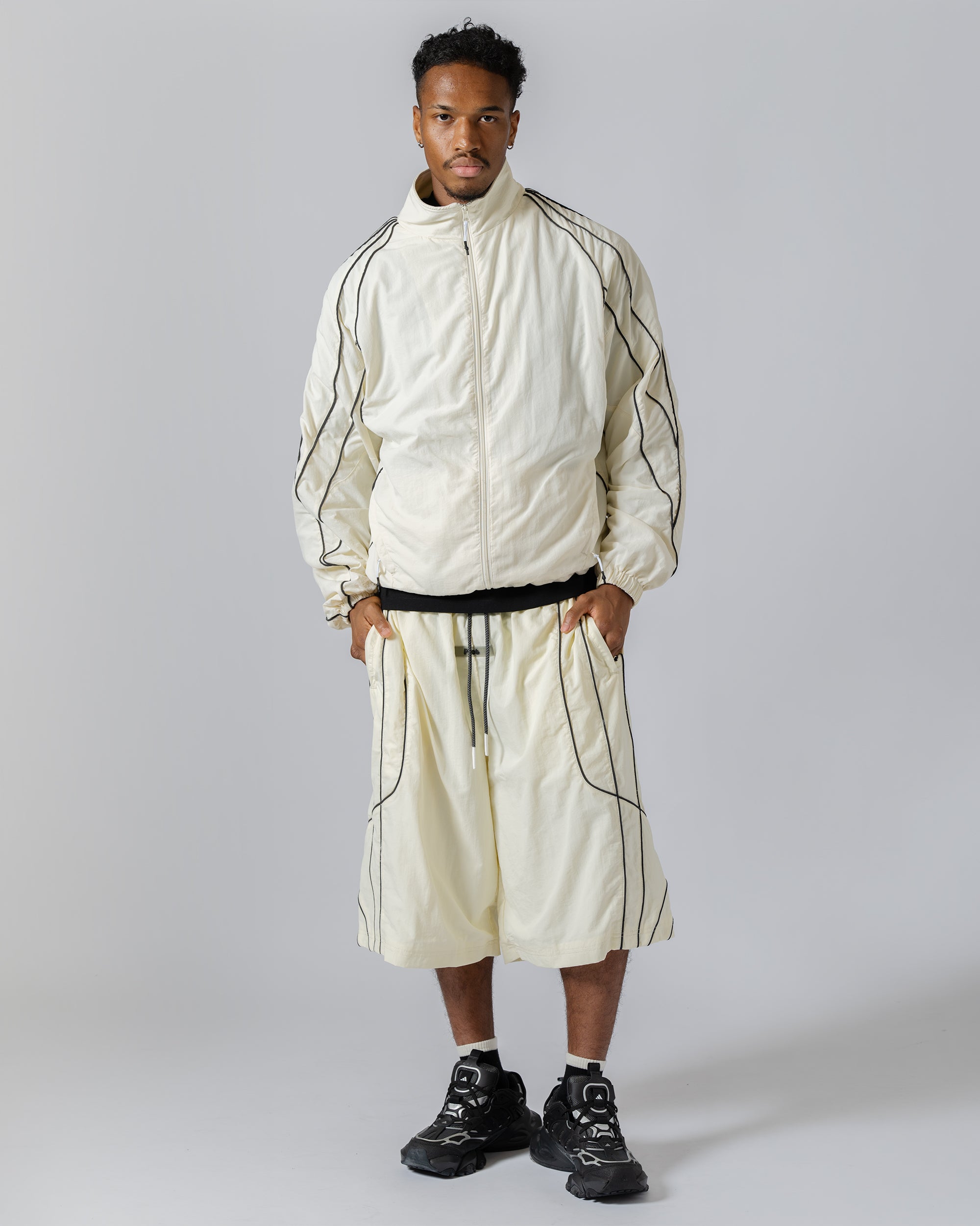 Tops : XL size (185cm / 75kg) 
Bottoms : XXL size (185cm / 75kg)