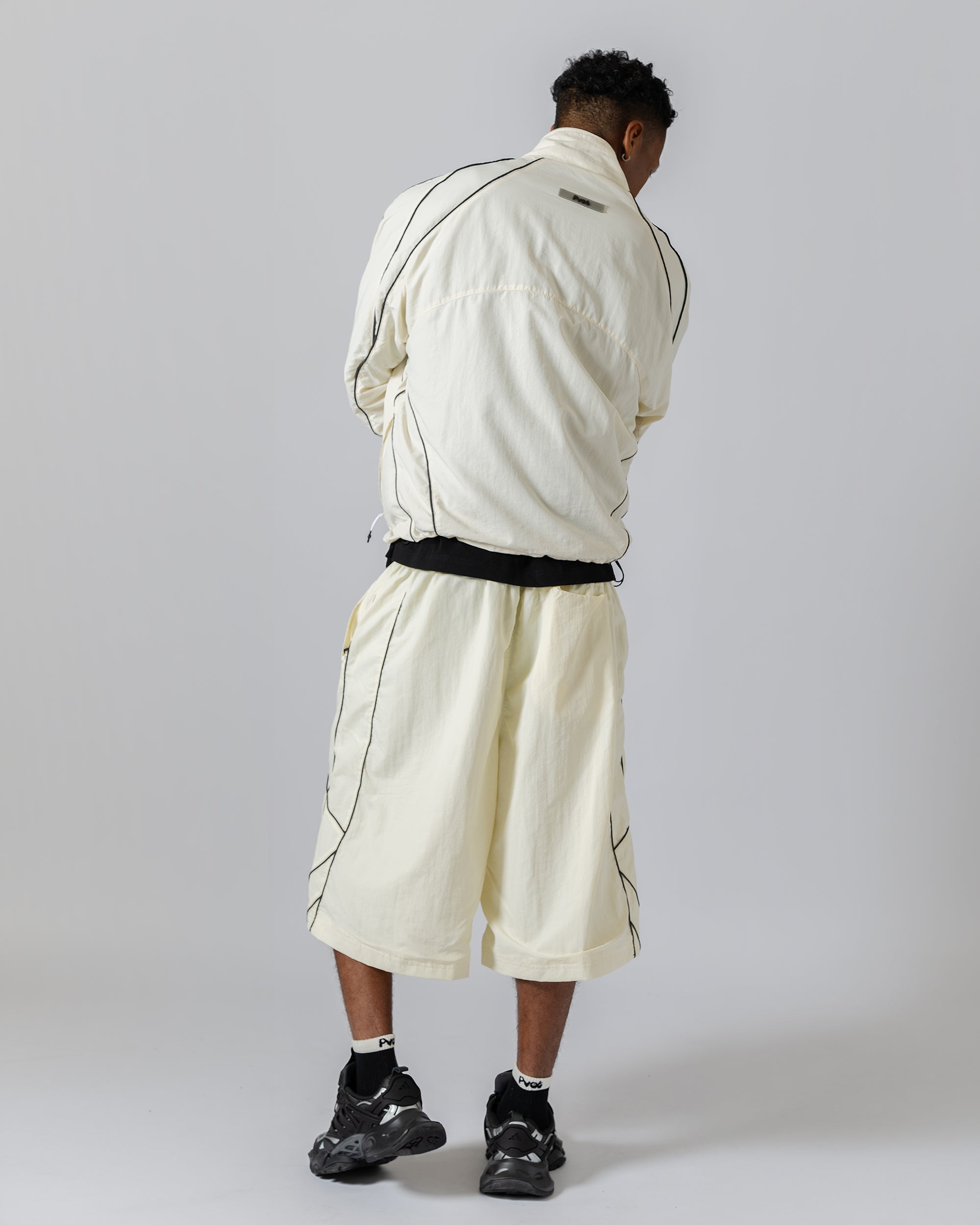 Tops : XL size (185cm / 75kg) 
Bottoms : XXL size (185cm / 75kg)