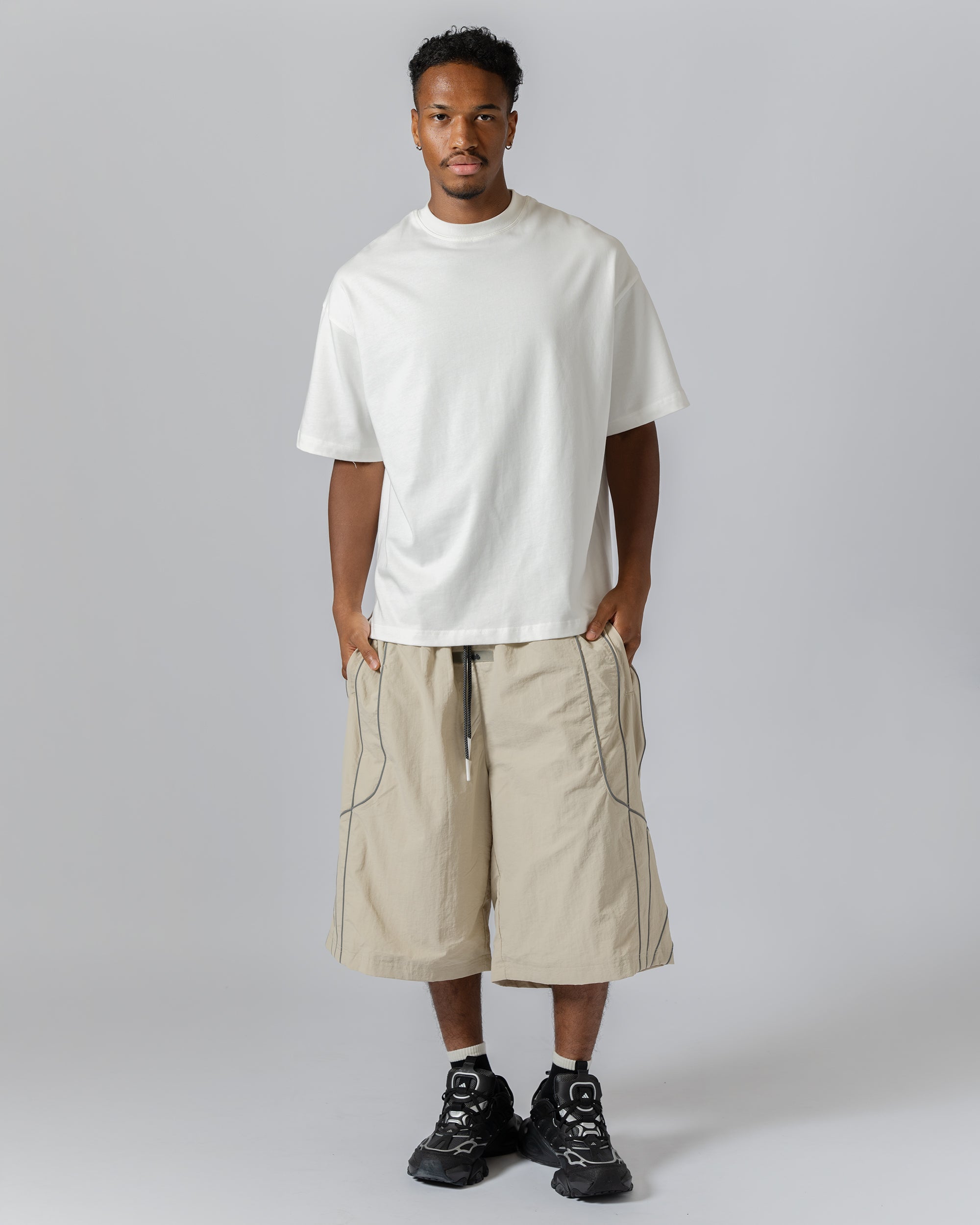 Tops : XL size (185cm / 75kg) 
Bottoms : XXL size (185cm / 75kg)