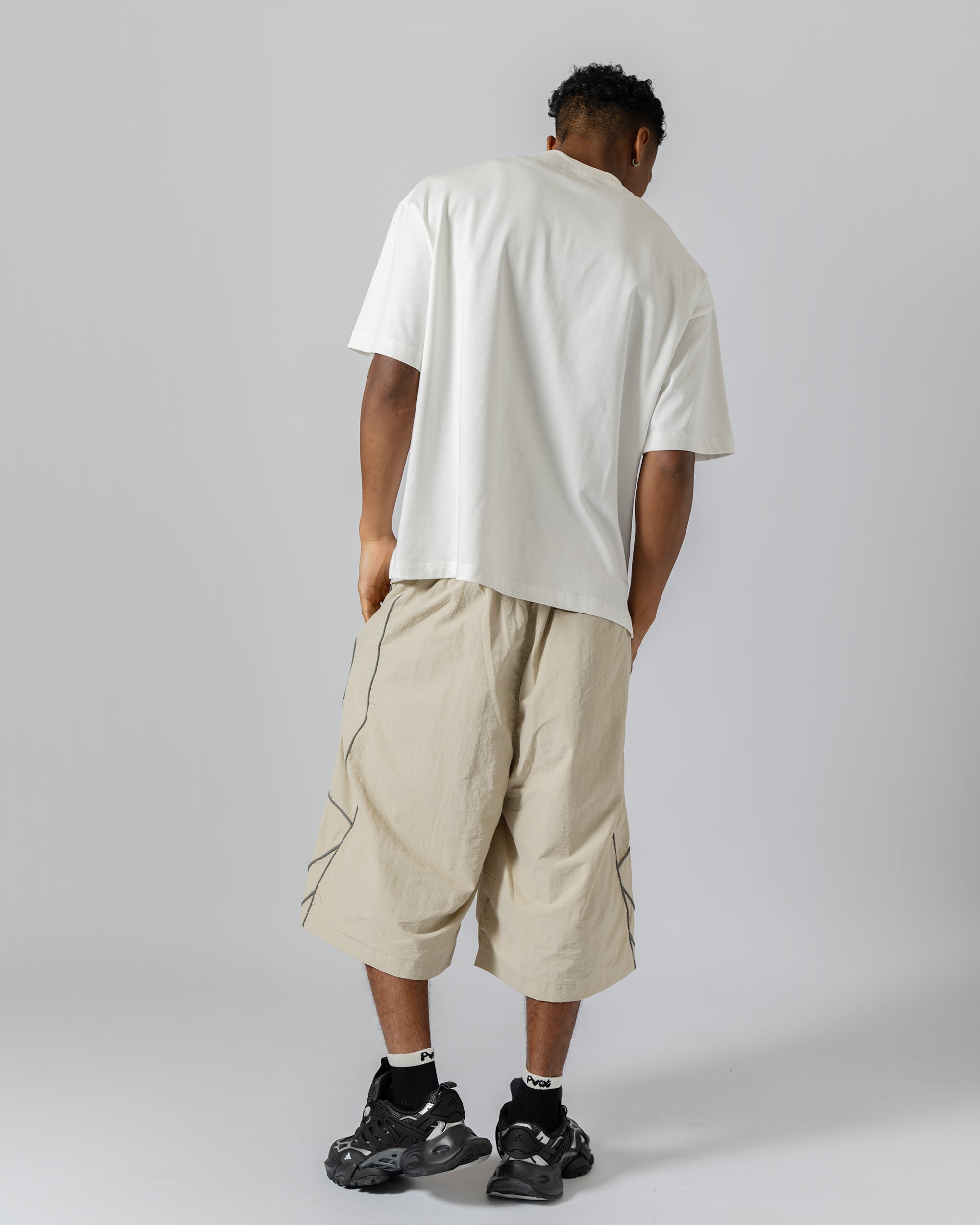 Tops : XL size (185cm / 75kg) 
Bottoms : XXL size (185cm / 75kg)