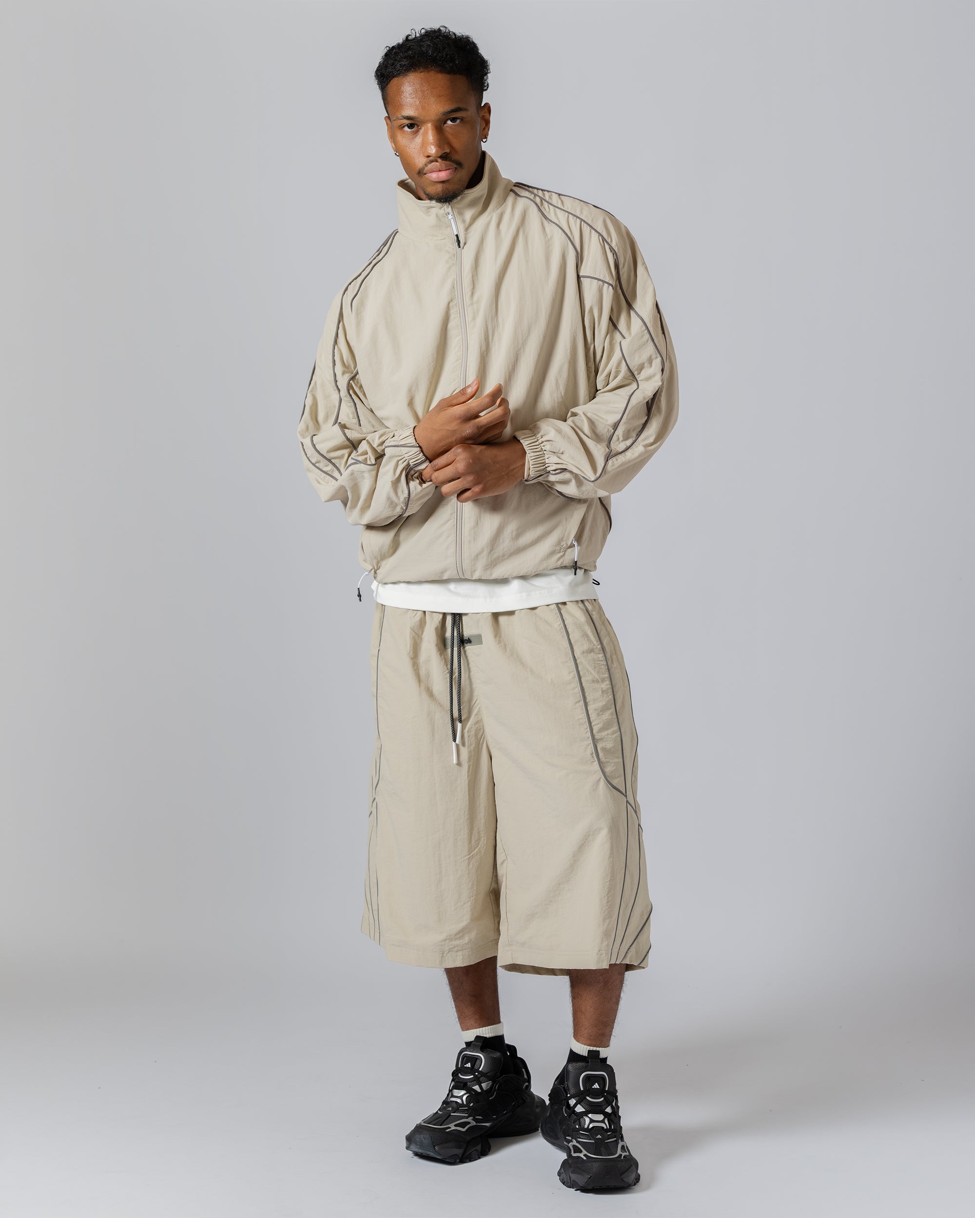 Tops : XL size (185cm / 75kg) 
Bottoms : XXL size (185cm / 75kg)