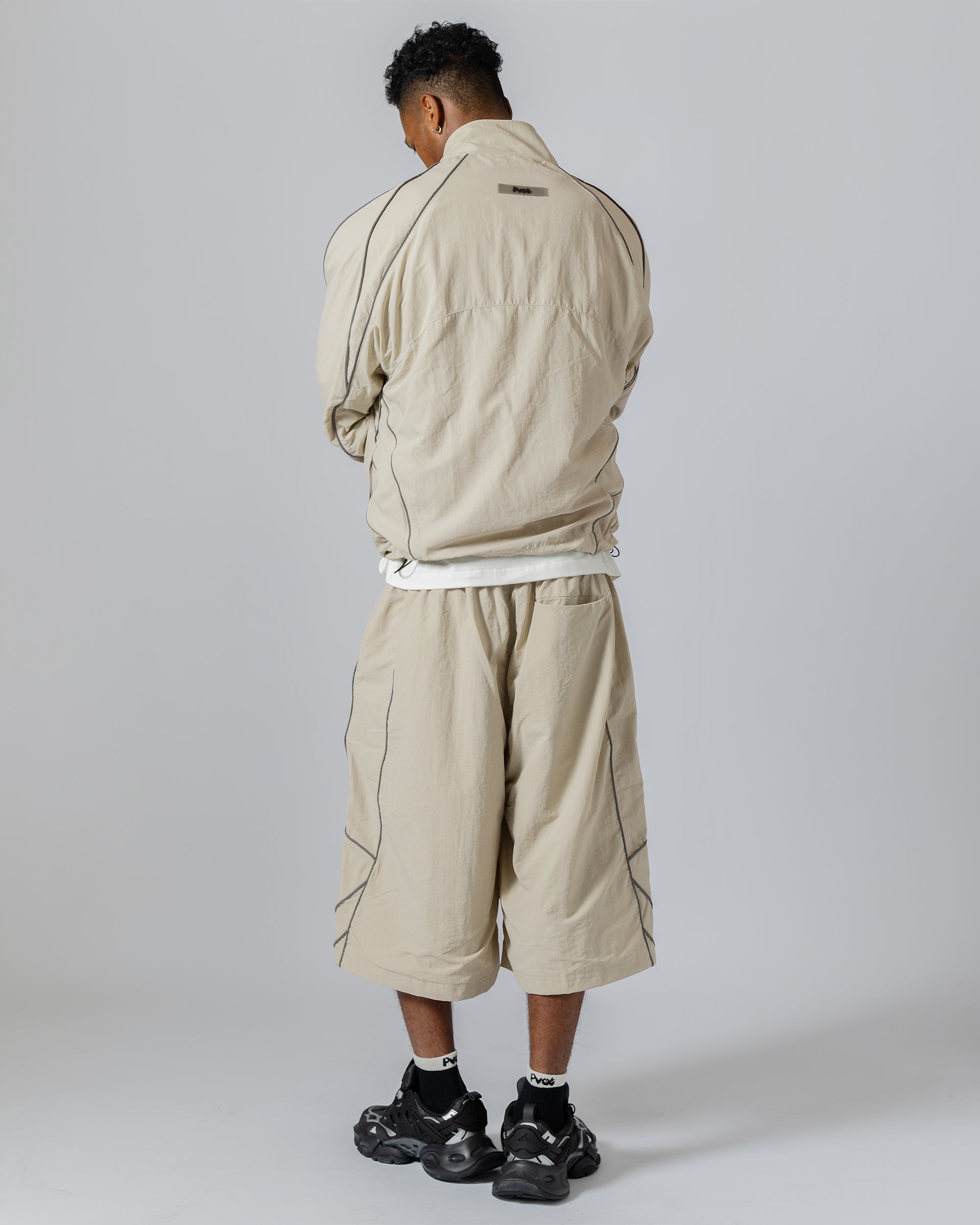 Tops : XL size (185cm / 75kg) 
Bottoms : XXL size (185cm / 75kg)