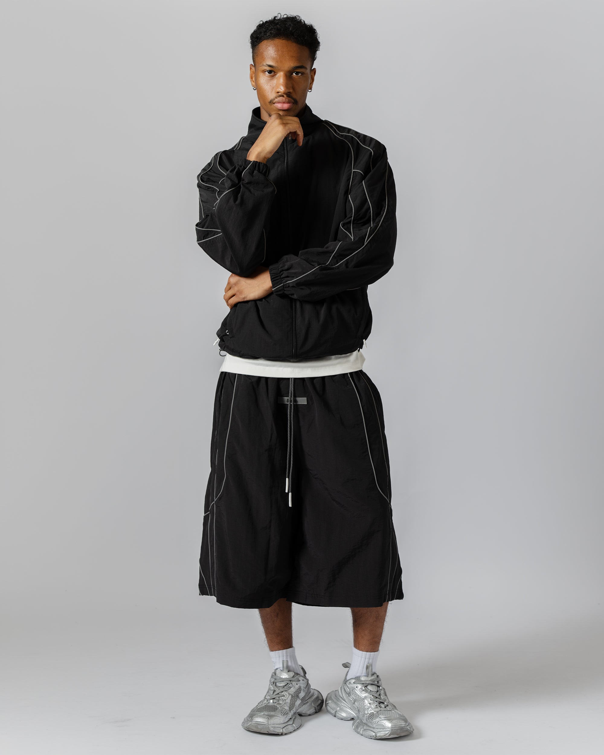 Tops : XL size (185cm / 75kg) 
Bottoms : XXL size (185cm / 75kg)