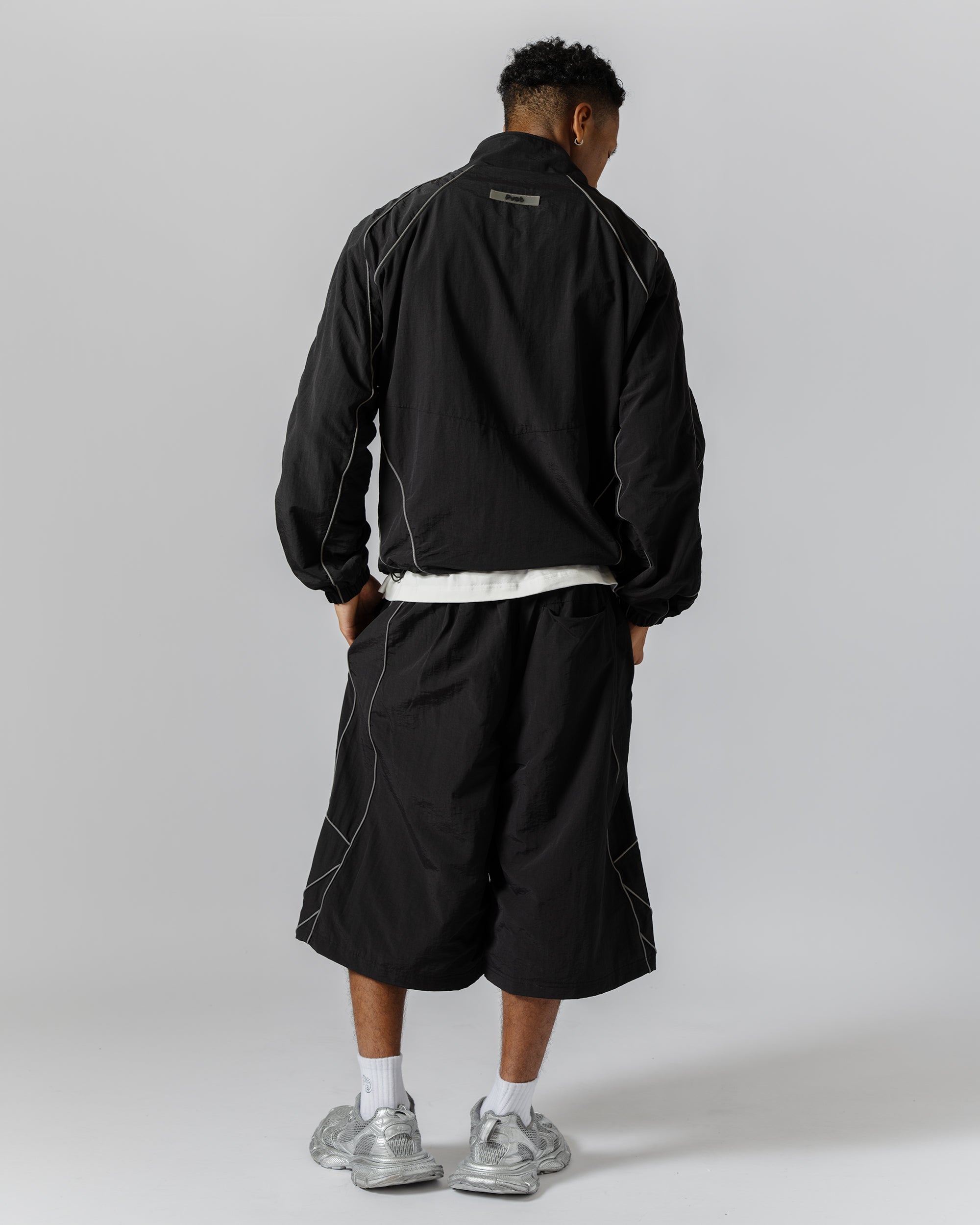 Tops : XL size (185cm / 75kg) 
Bottoms : XXL size (185cm / 75kg)
