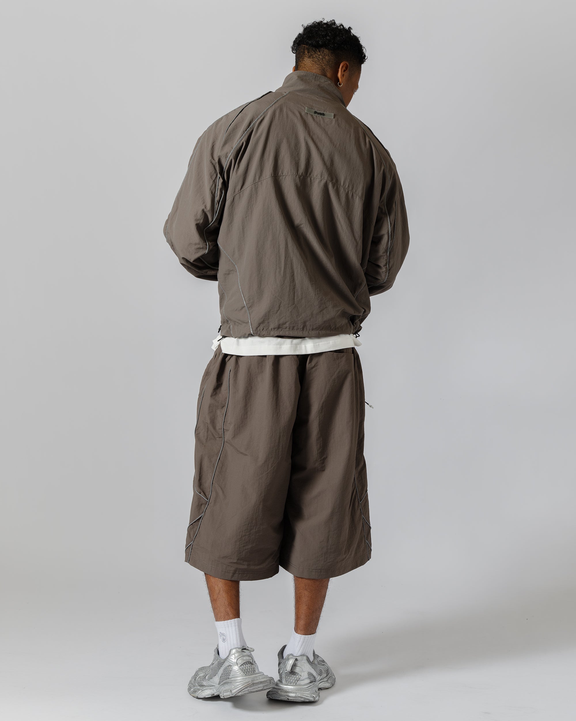 Tops : XL size (185cm / 75kg) 
Bottoms : XXL size (185cm / 75kg)