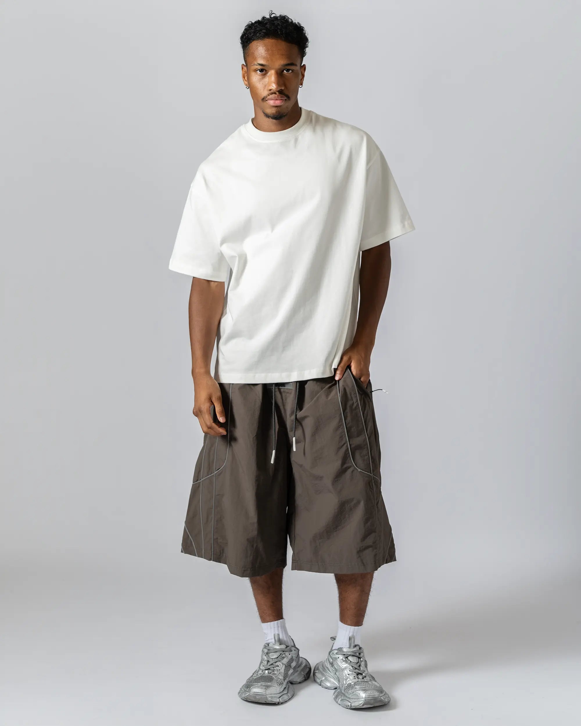 Tops : XL size (185cm / 75kg) 
Bottoms : XXL size (185cm / 75kg)