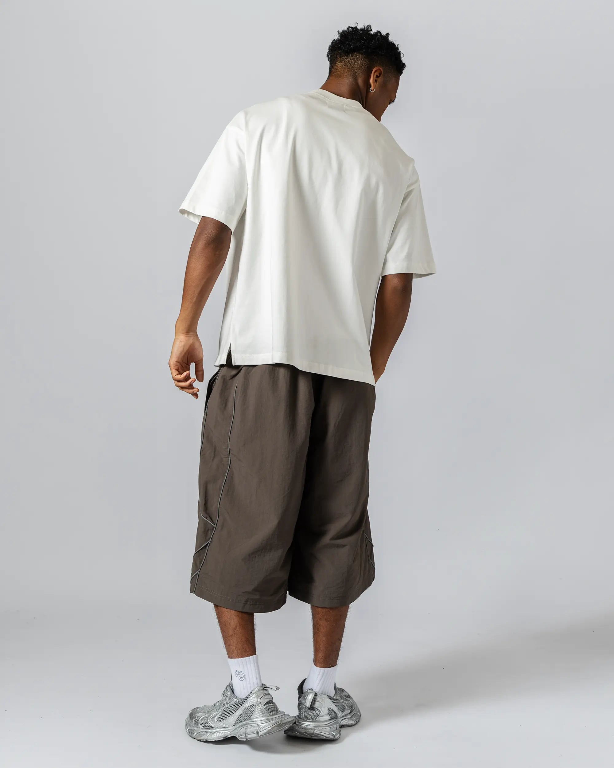 Tops : XL size (185cm / 75kg) 
Bottoms : XXL size (185cm / 75kg)
