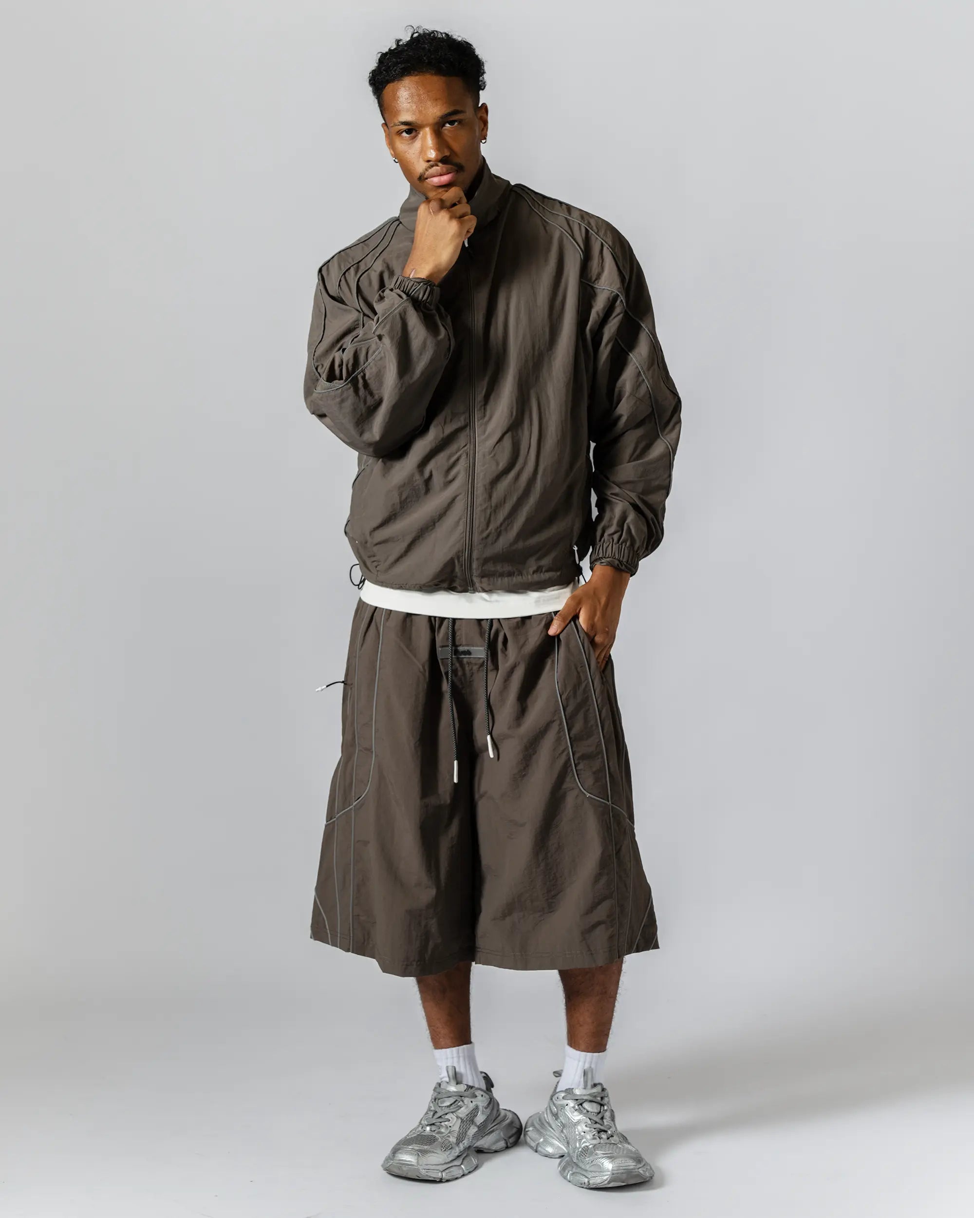 Tops : XL size (185cm / 75kg) 
Bottoms : XXL size (185cm / 75kg)
