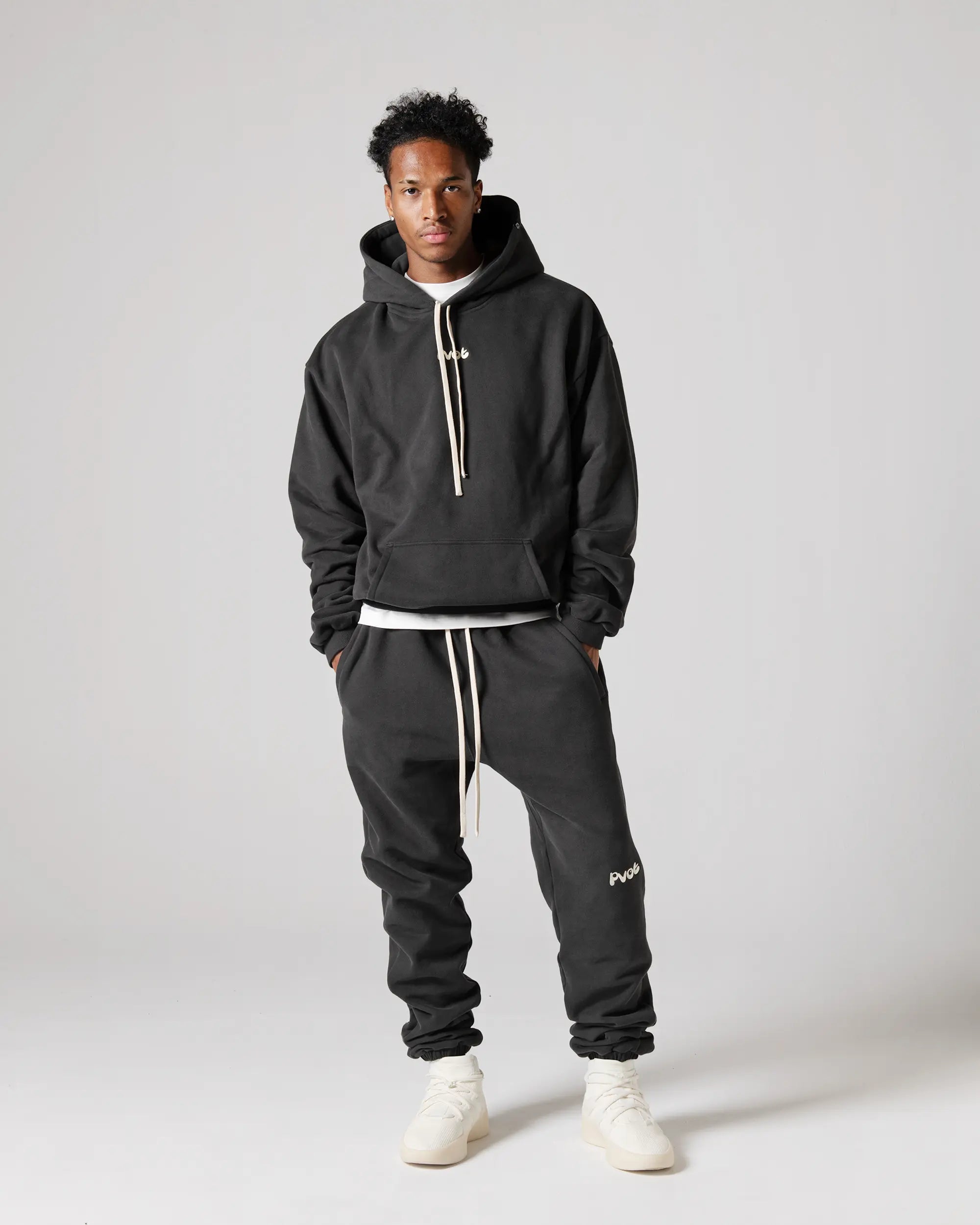 TOPS : XL size (185cm / 75kg)
BOTTOMS : L size (185cm / 75kg)