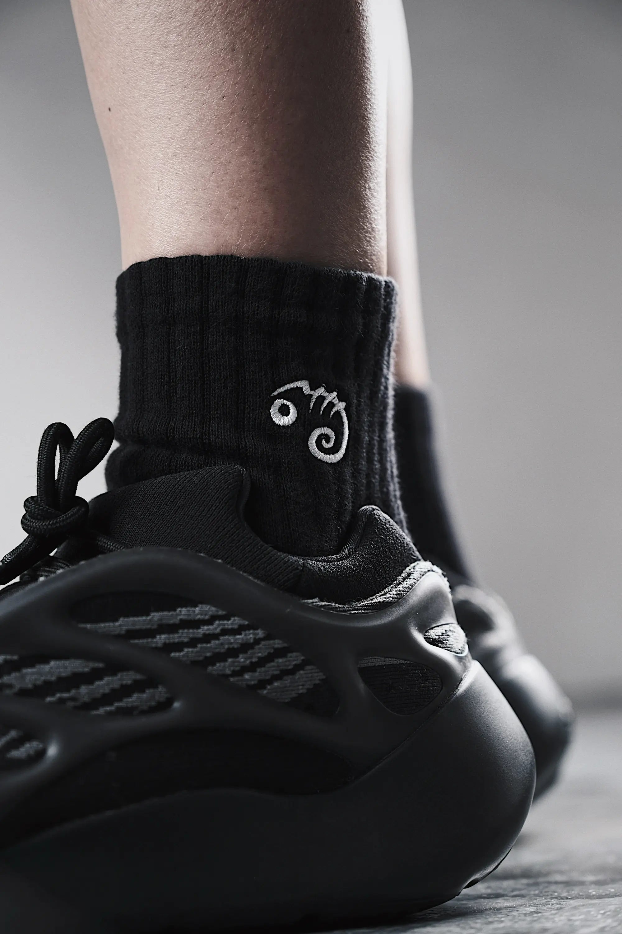 Pvot Symbol Short Socks (Black)