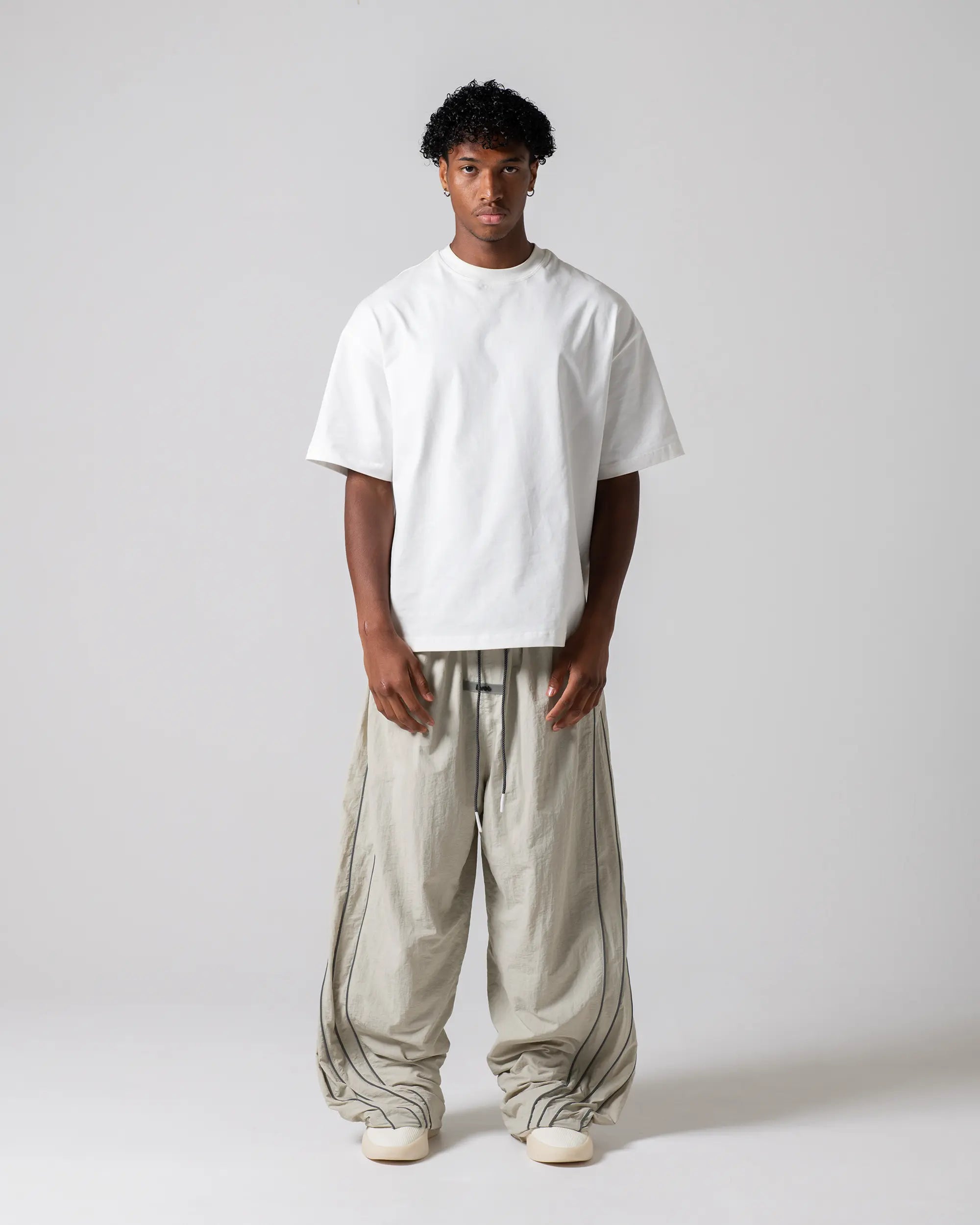 Tops : XL size (185cm / 75kg) 
Bottoms : XXL size (185cm / 75kg)