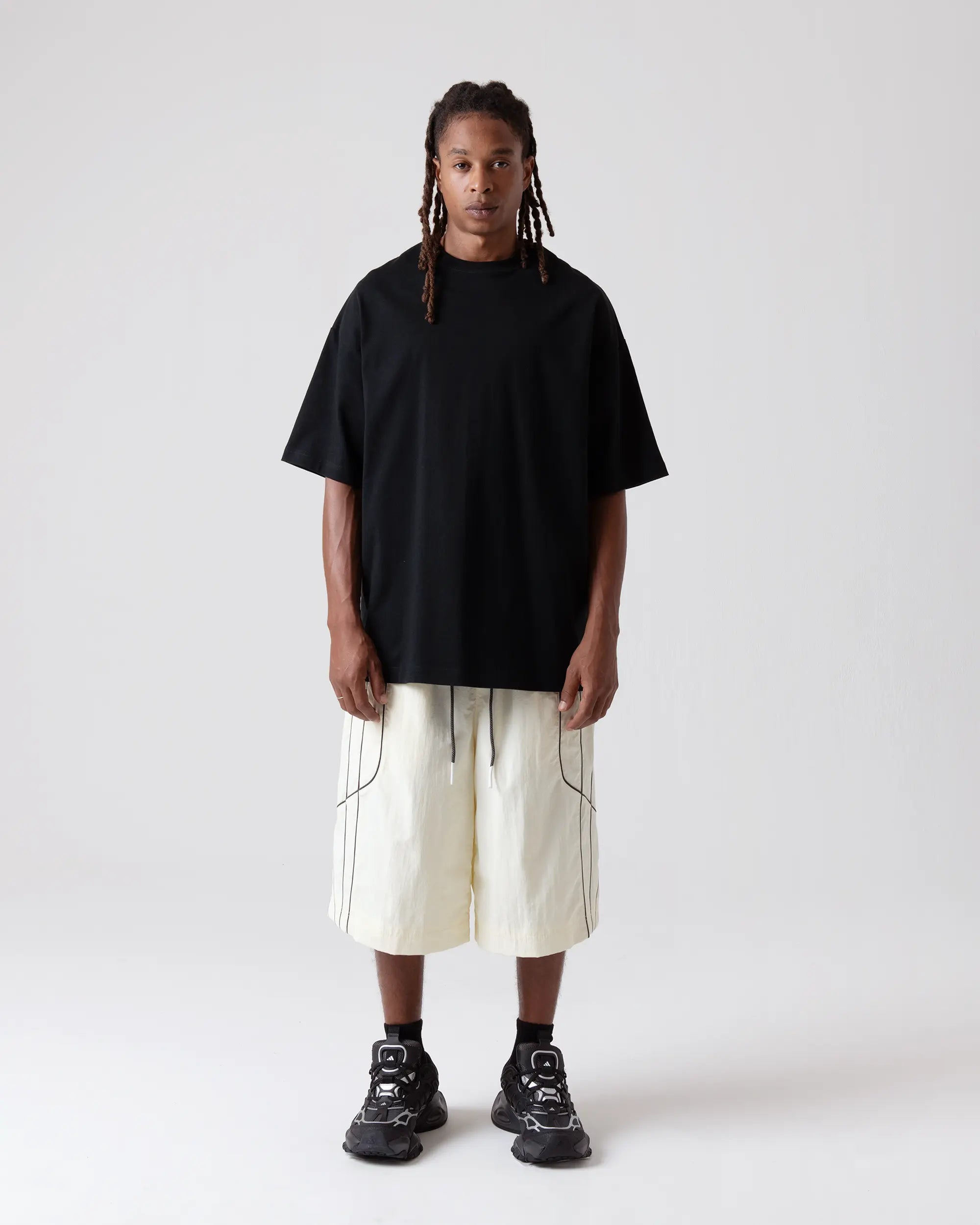 Tops : XL size (174cm / 63kg) 
Bottoms : L size (174cm / 63kg)